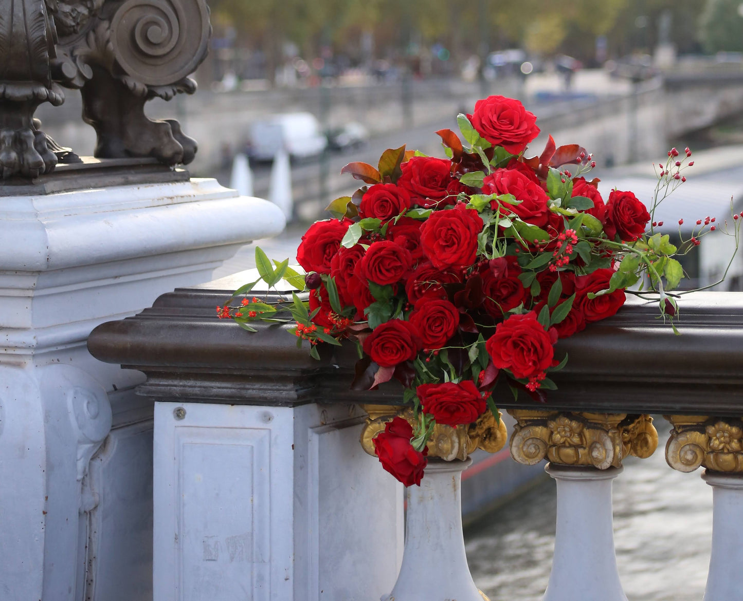 a. Bouquet Signature de Roses Rouges – Saint-Valentin Édition Impressionnante